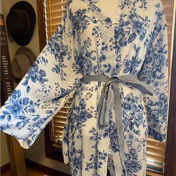 Vintage Victoria’s Secret floral maxi length duster robe - Picture 3 of 5